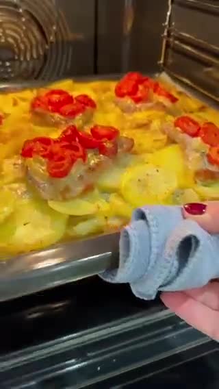 Фото кроку 4 до Запечена картопелька з мʼясом та томатами 🍅.