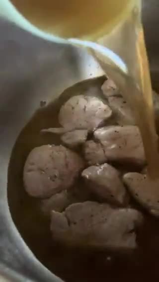 Foto del paso 5 de la receta: Solomillo de cerdo en olla exprés y compota de perelló