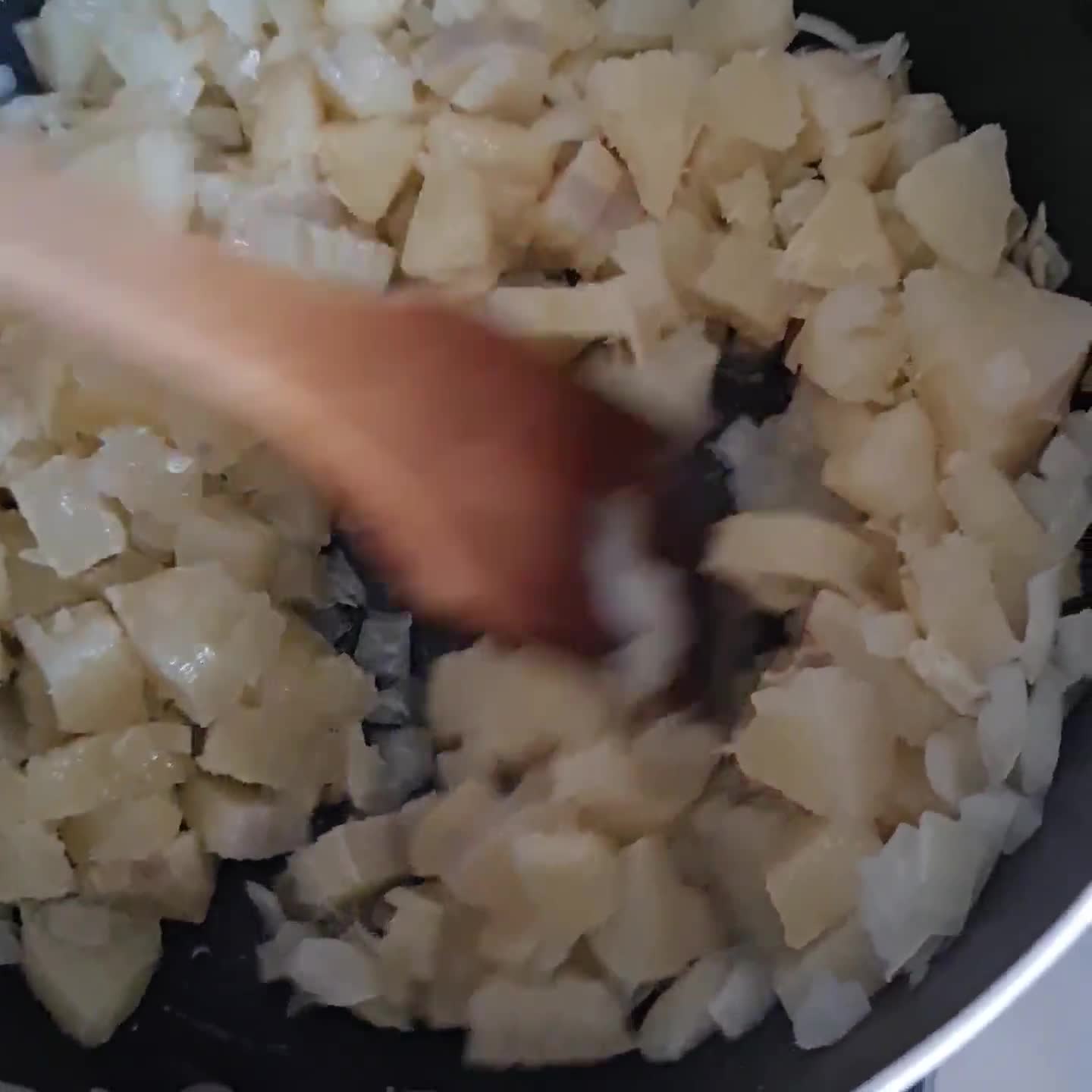 Foto del paso 3 de la receta: Mandi'o chyryry 🇵🇾 Mandioca revuelta con queso Py 🇵🇾