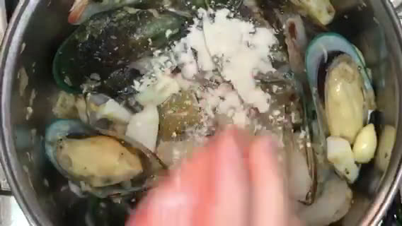 صورة لخطوة 2 من وصفة شوربة فواكه البحر