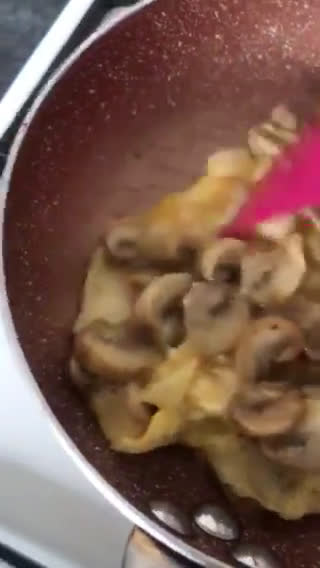 Foto del paso 7 de la receta: Revuelto de cosas viejas