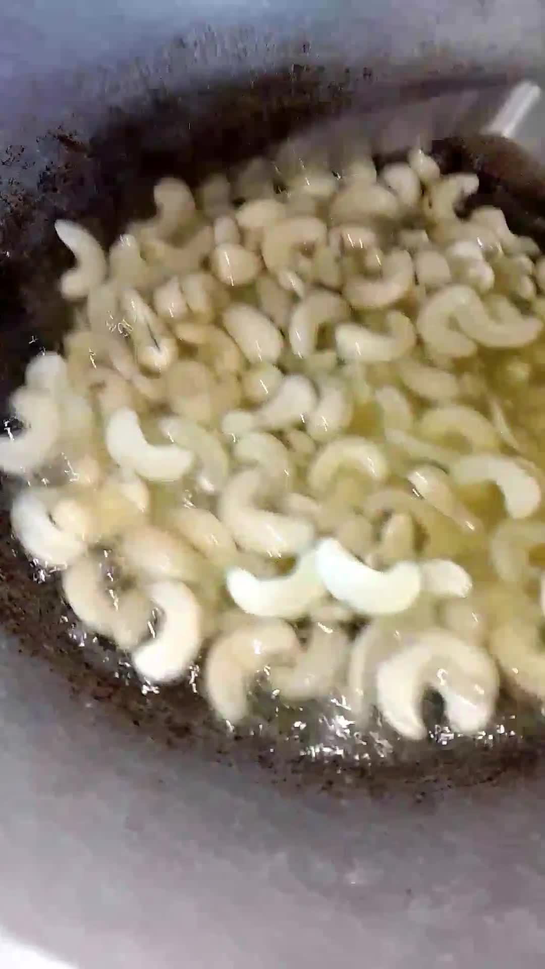 Foto langkah ke 2 dari resep Kacang Mede Goreng.