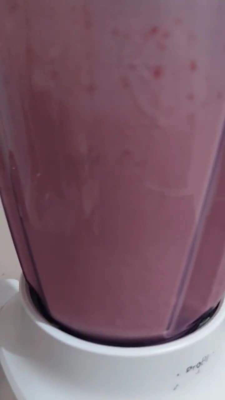 Foto langkah ke 2 dari resep Strawberry Yakult.