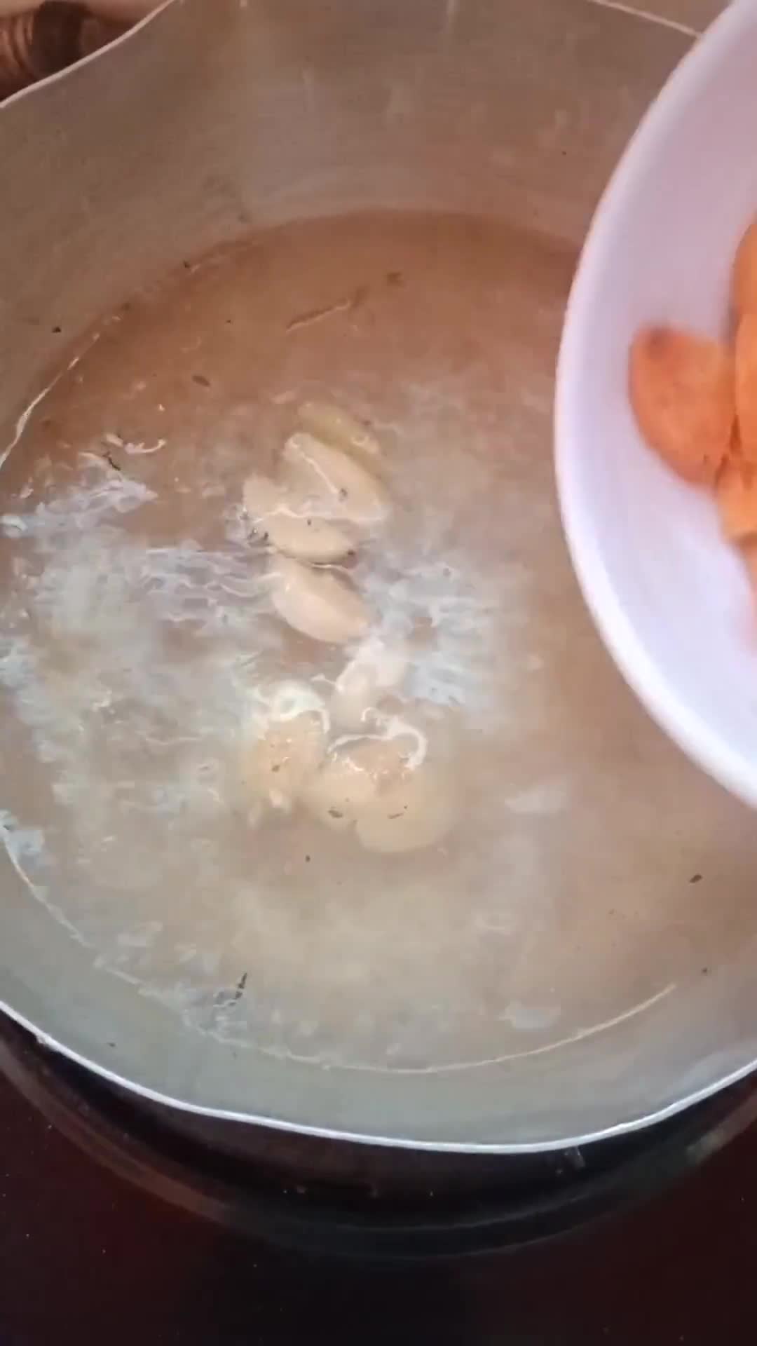 Foto langkah ke 3 dari resep Sup saos tiram sederhana ala Dhamardjati's.