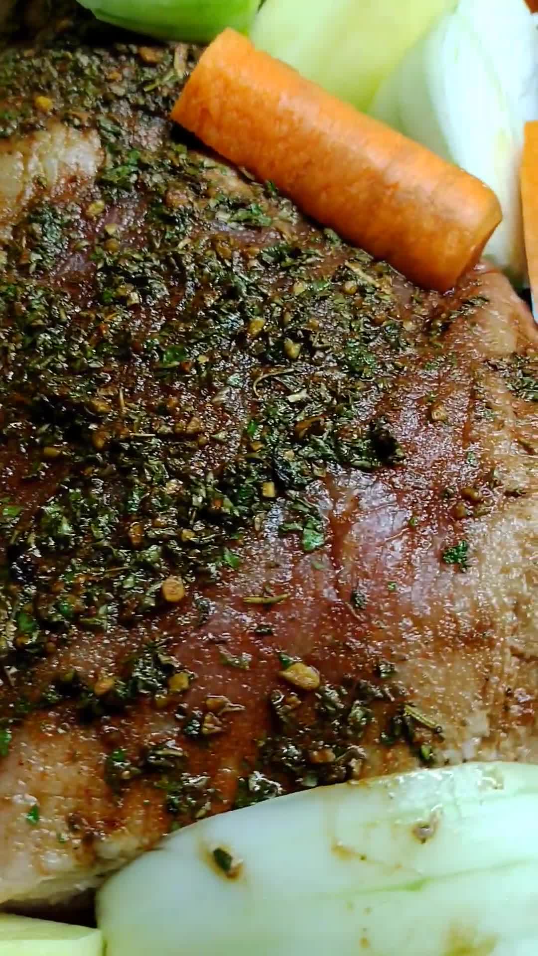 Foto del paso 2 de la receta: Carne de cerdo con verduras al horno 🥕🧅🥔