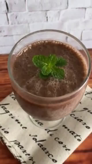 Foto langkah ke 2 dari resep Chocolate Banana Smoothie.