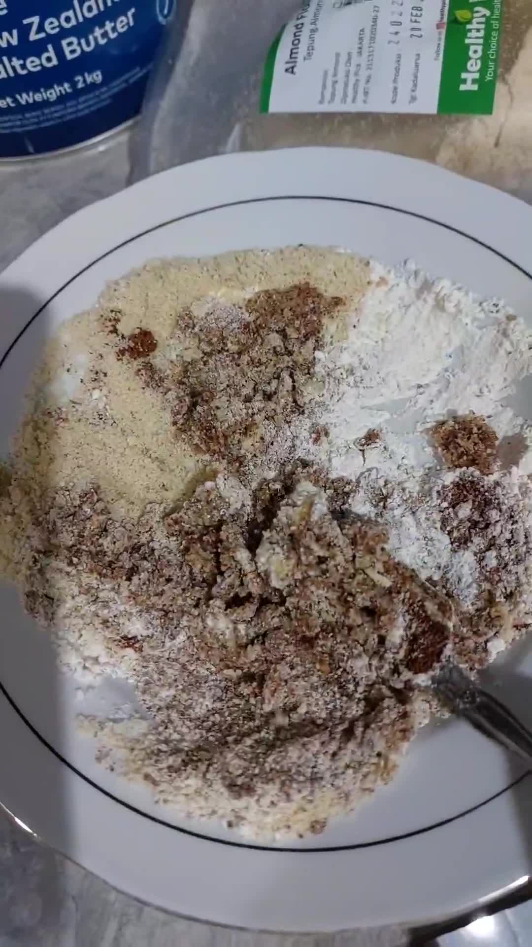 Foto langkah ke 1 dari resep Raspberry Streusel Cake.