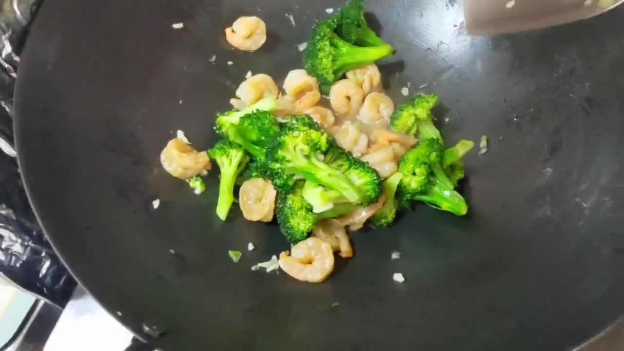 青花椰炒蝦仁的食譜步驟3照片