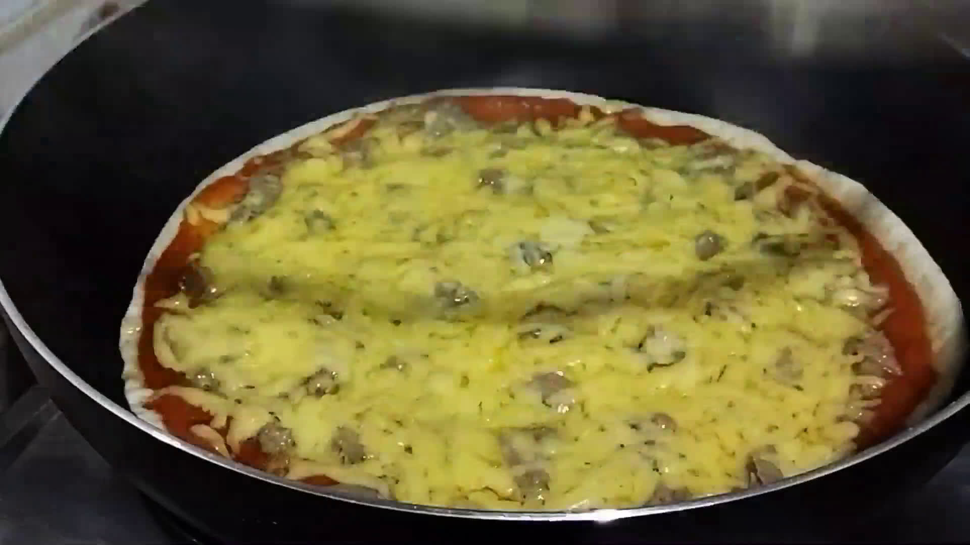 صورة لخطوة 3 من وصفة بيتزا فالمقلاة سهلة وسريعة التحضير رائعة فالمداق متل المطاعم 🍕