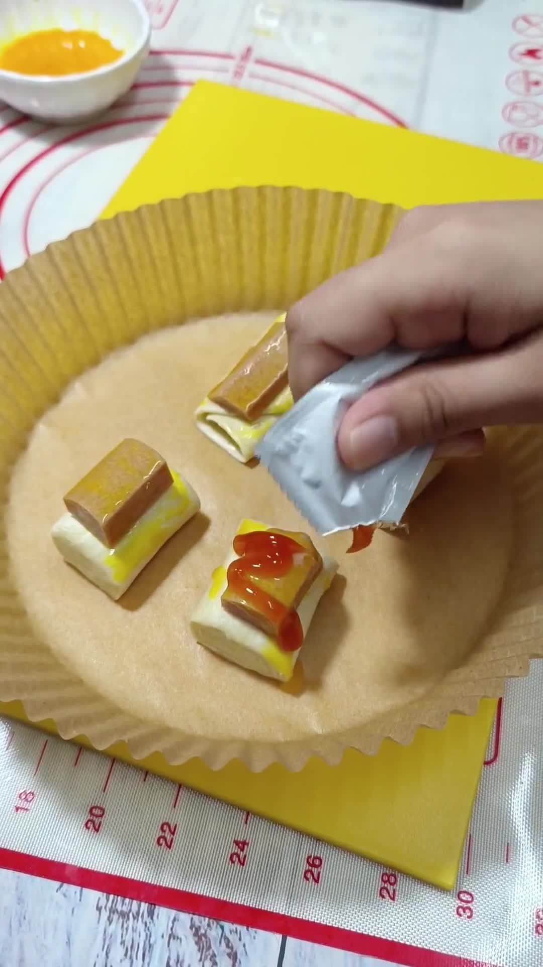 Gambar langkah 3 resipi Paratha Sosej.