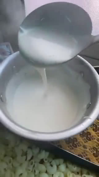 صورة لخطوة 3 من وصفة صوص البشاميل بكريمه الطبخ