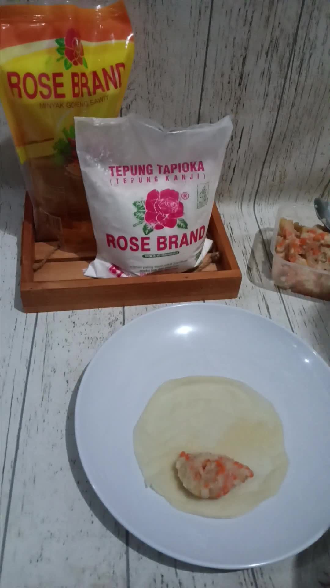 Foto langkah ke 9 dari resep Risoles rogout sayur lipat amplop dan segitiga.