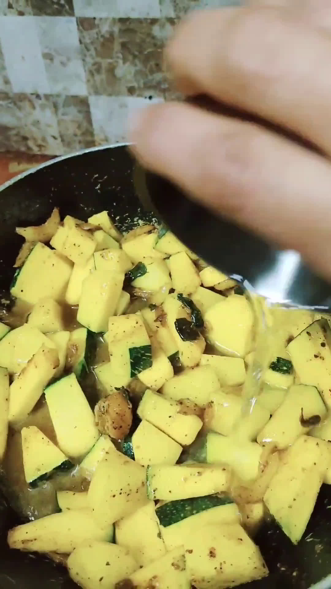 खट्टा मीठा कद्दू (khatta meetha kaddu recipe in Hindi) रेसिपी चरण 4 फोटो