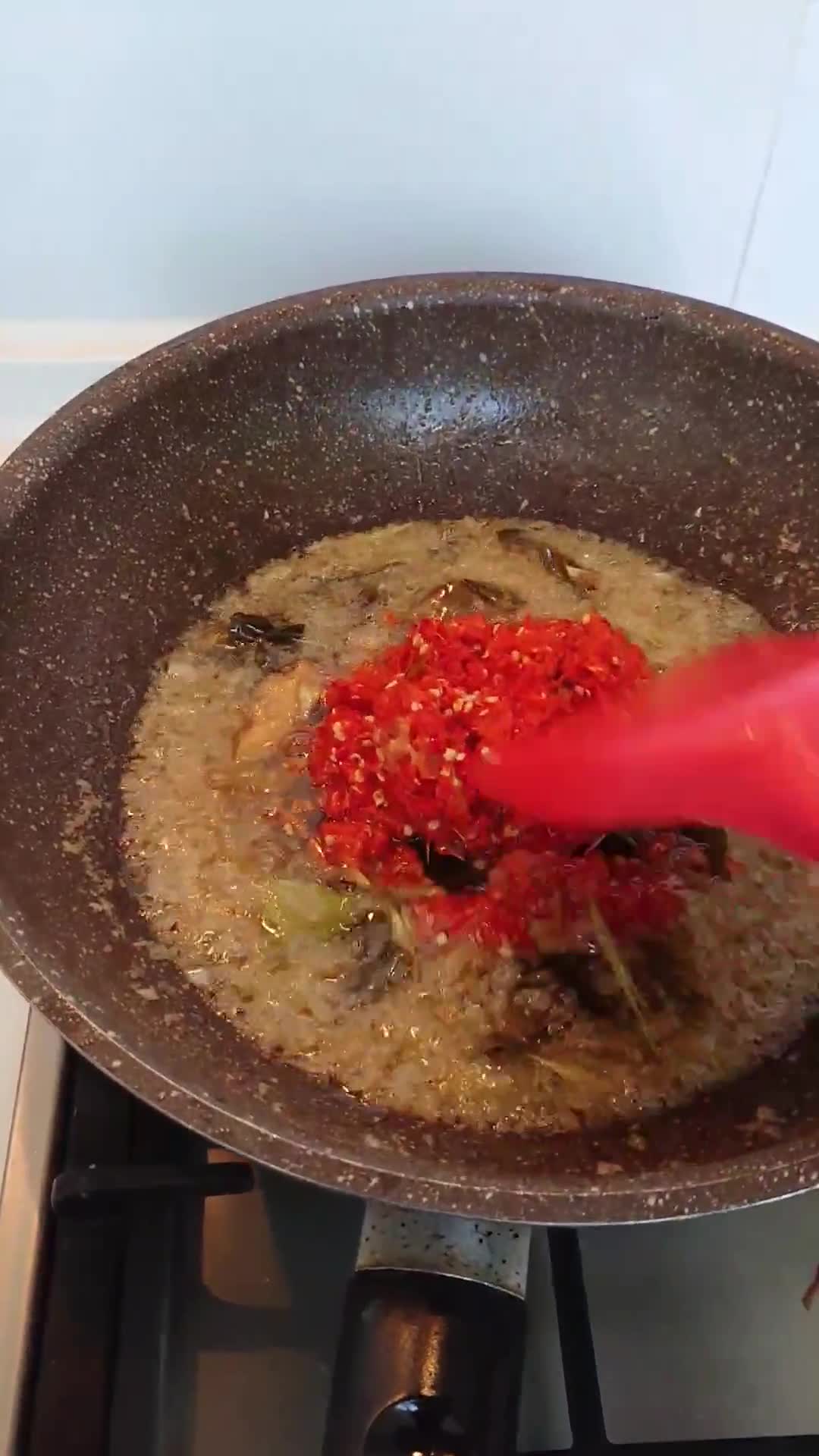 Foto langkah ke 6 dari resep 63. Sambal Ayam Suwir dengan Daun Jeruk.