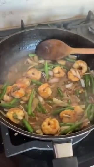 Scharfe Garnelen mit Thai-Basilikum und krossem Spiegelei (Pad Krapow Guung) Rezeptschritt 2 Foto
