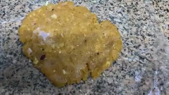 صورة لخطوة 4 من وصفة برجر الدجاج المحشي 😋😋
