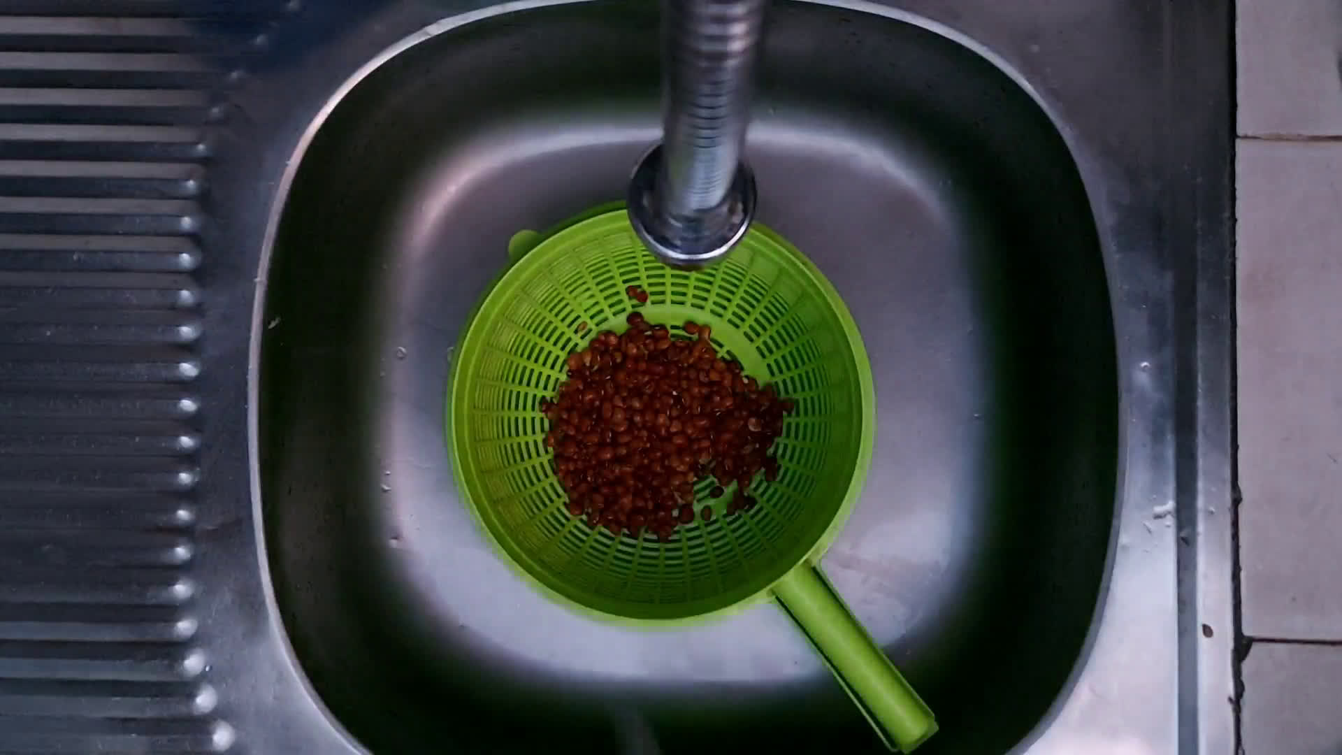 Foto langkah ke 1 dari resep Sambel Krecek Kacang Tolo.