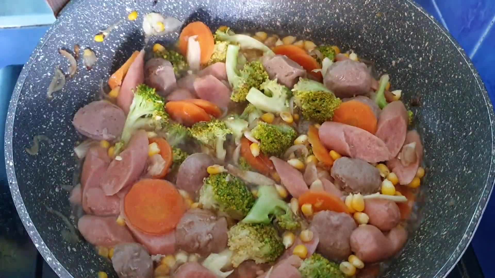 Foto langkah ke 4 dari resep Capcay Sosis Bakso.