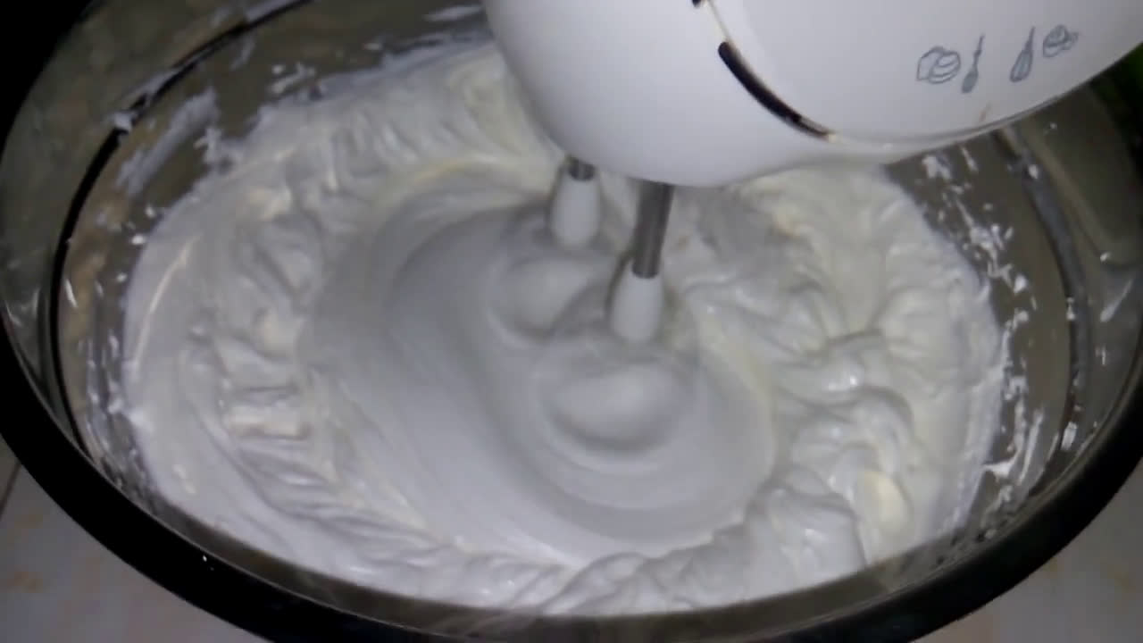 صورة لخطوة 9 من وصفة تحلية الطبقات كيوي 🥝فراولة 🍓