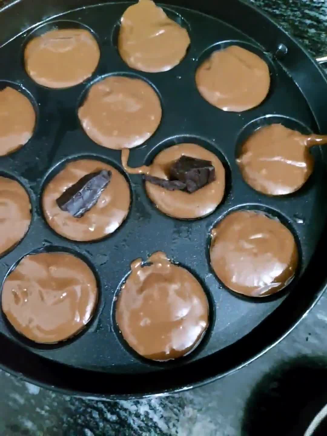 चॉकलेट लावा अप्पे (chocolate lava appe recipe in Hindi) रेसिपी चरण 4 फोटो