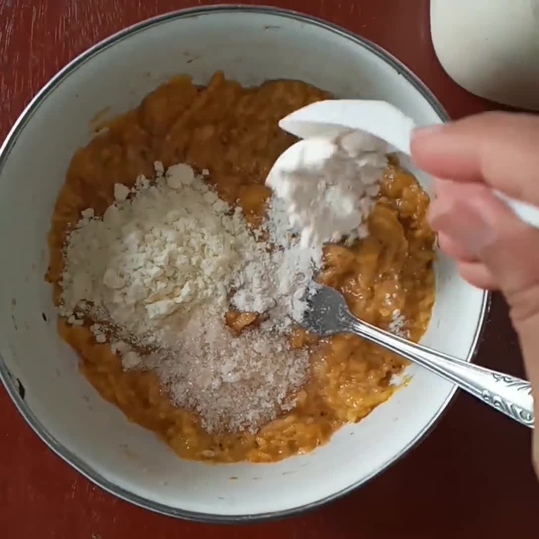 Foto langkah ke 2 dari resep Bola Pisang Crispy Isi Cokelat.