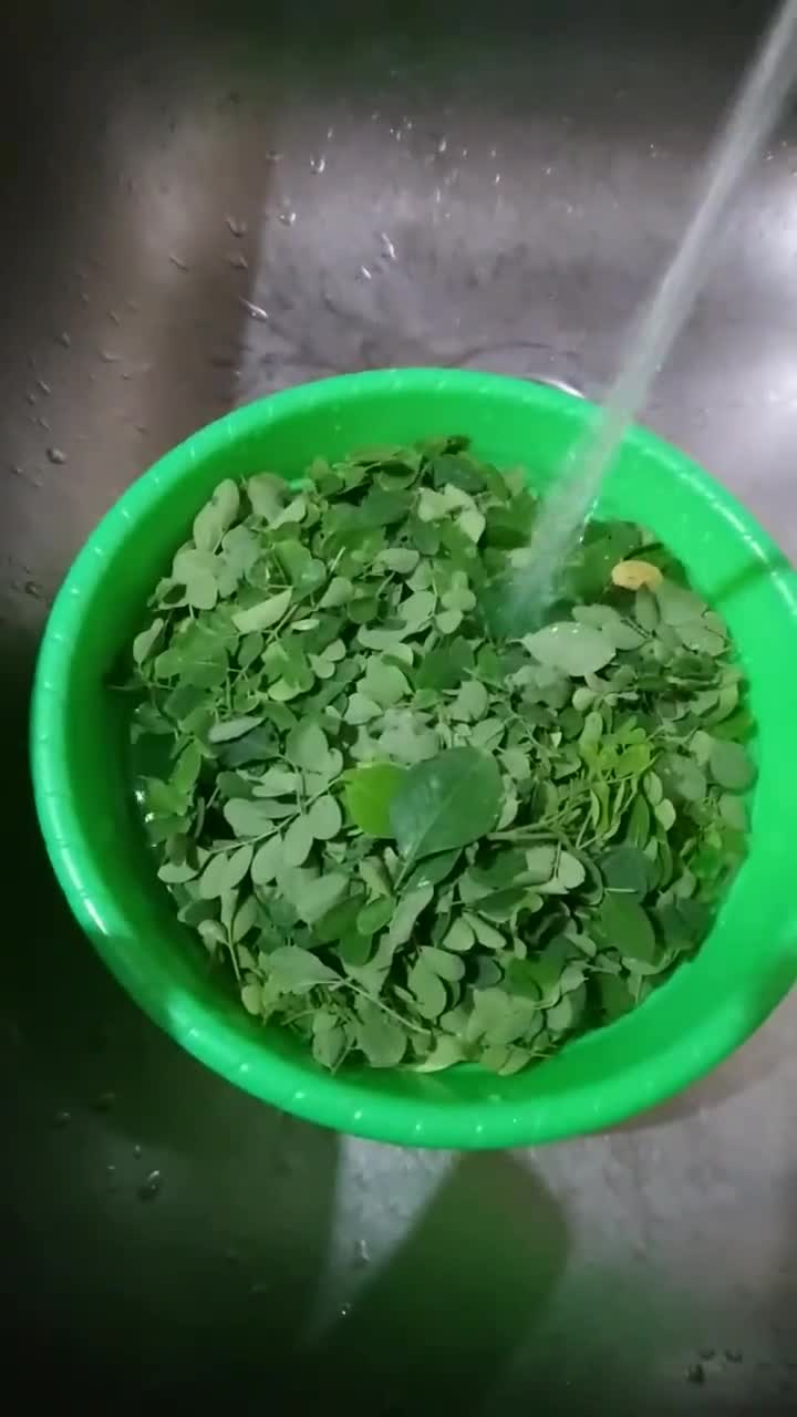 Foto langkah ke 2 dari resep Sup Bening Labu Air & Daun Kelor.