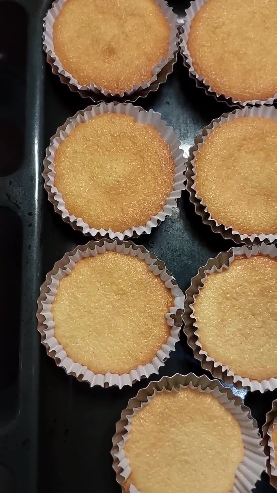 Foto langkah ke 6 dari resep Cup Cake Kokoh.