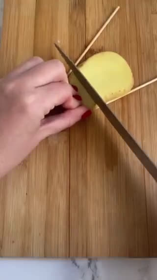 Foto del paso 2 de la receta: Patatas acordeón 🥔🪗