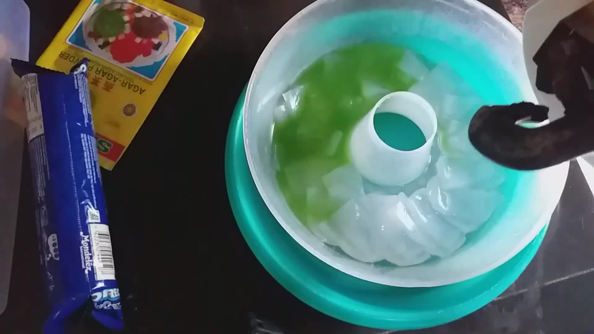 Foto langkah ke 4 dari resep Puding alpukat oreo.
