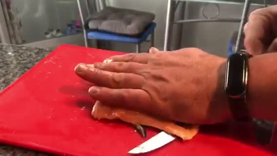 Foto del paso 1 de la receta: Tartar de salmón con aguacate