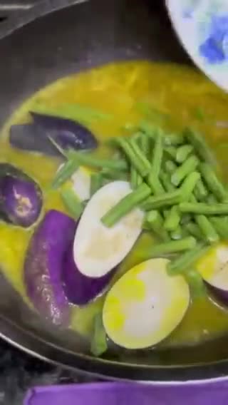 Gambar langkah 3 resipi Gulai Lengkuas Sardin dengan Terung dan Kacang Panjang.
