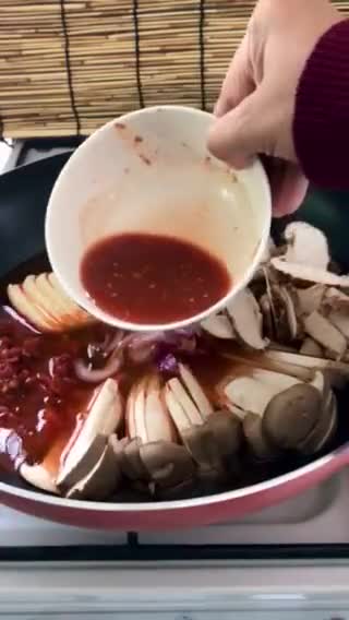 Gambar langkah 4 resipi 🇰🇷 TUNA KIMCHI JJIGAE | 참치김치찌개.