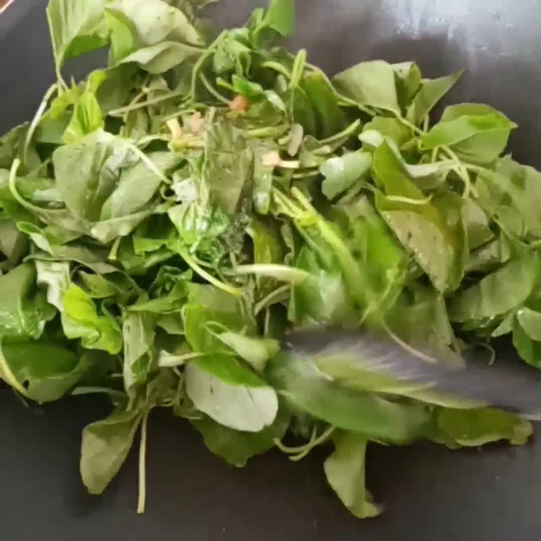 Foto langkah ke 4 dari resep Tumis Bayam Bawang Putih.
