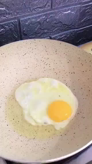 Foto langkah ke 1 dari resep Telur Ceplok Masak Kecap.