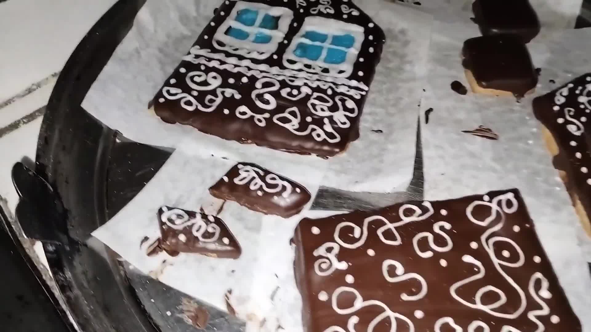 Foto del paso 9 de la receta: Mi casita de jengibre, chocolate y glasé!!🏠🎄🎄🎇