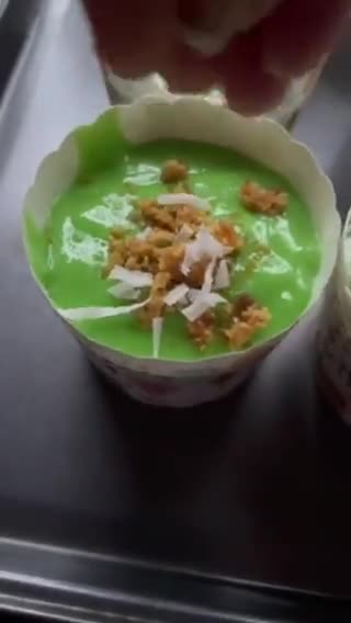 Gambar langkah 6 resipi Muffin Pandan Santan.