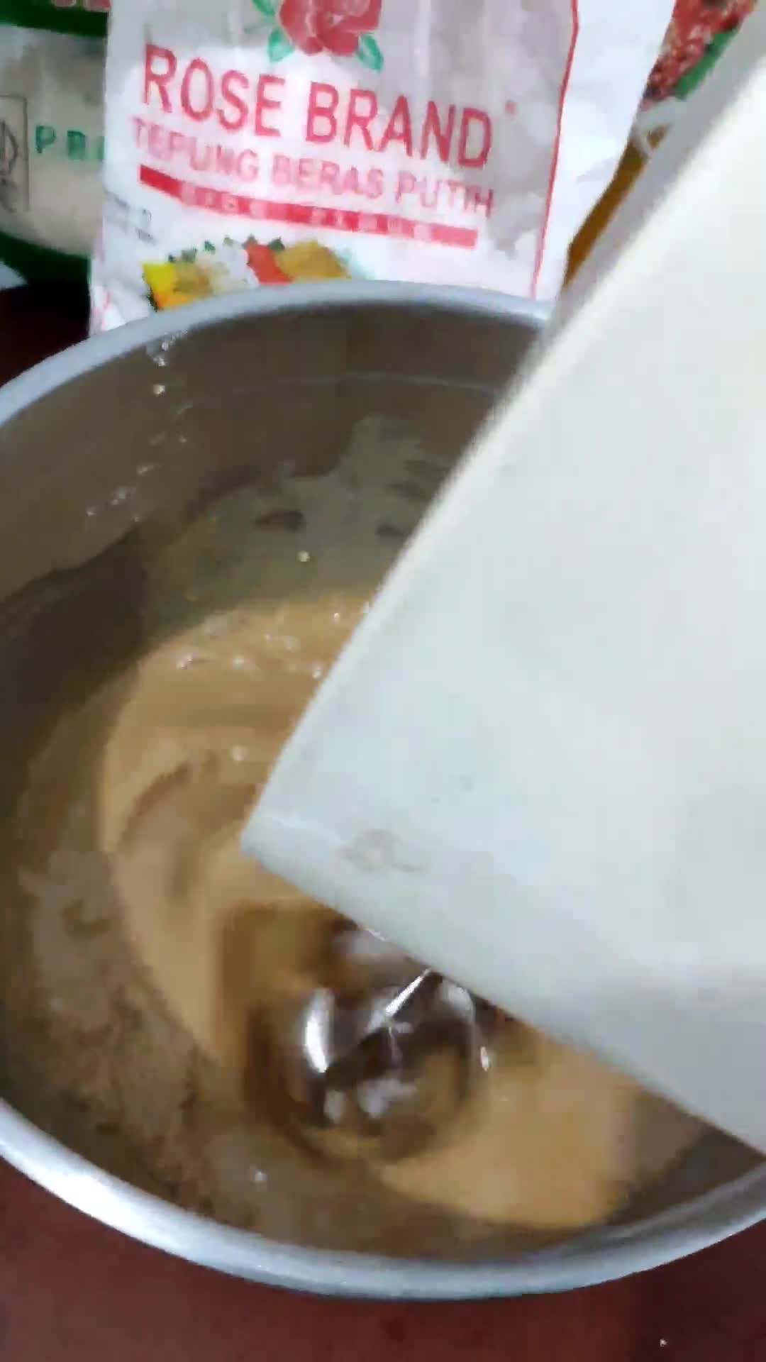 Foto langkah ke 3 dari resep Kue Cucur Gula Merah.