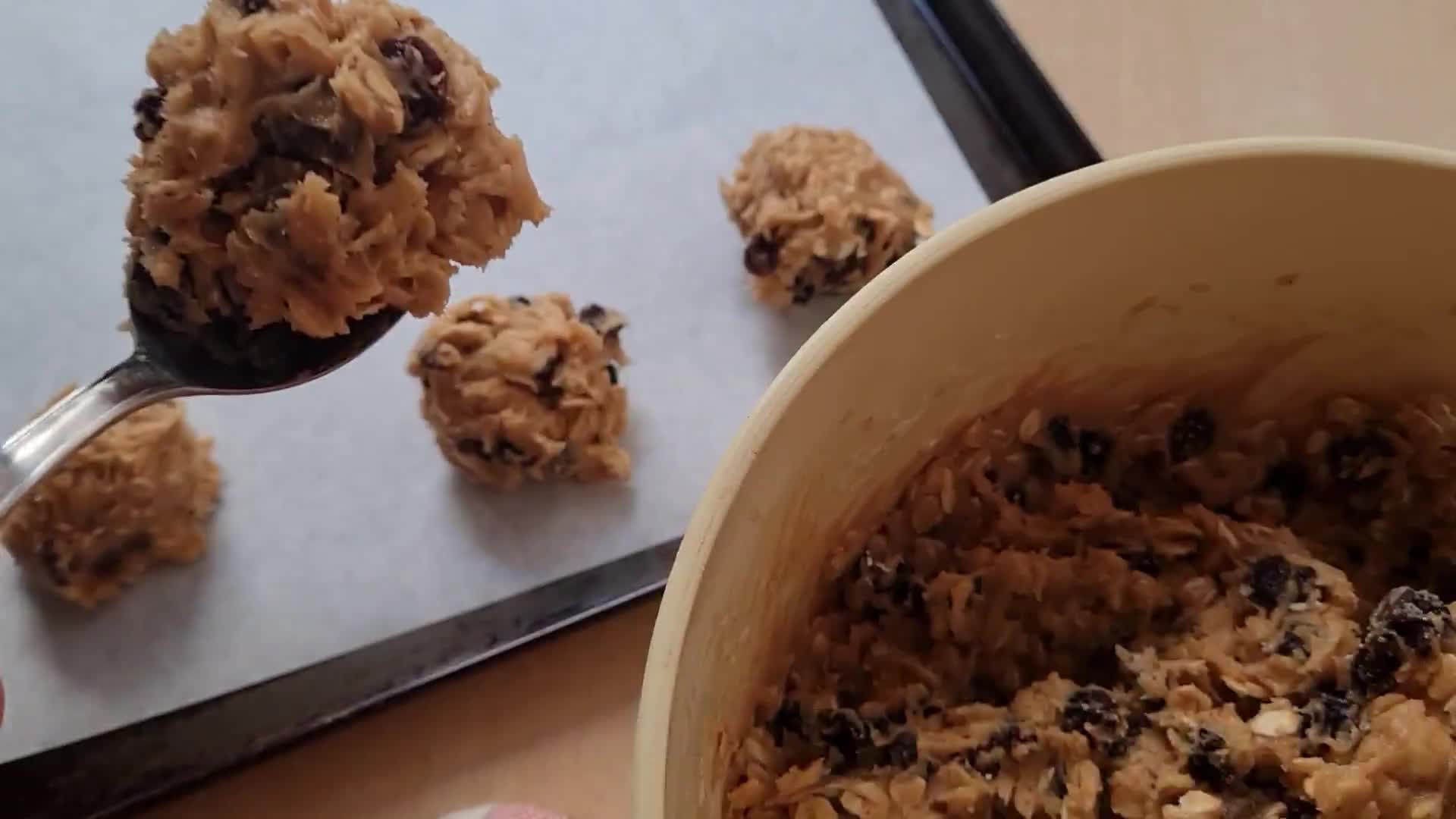 Foto del paso 3 de la receta: Galletas de avena y pasas estilo Levain Bakery® "Oatmeal raisin cookies" 🇺🇸