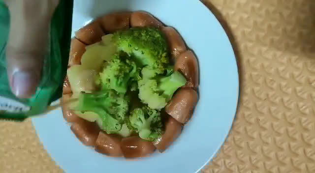 Foto langkah ke 2 dari resep Salad Brokoli Kentang Sosis.