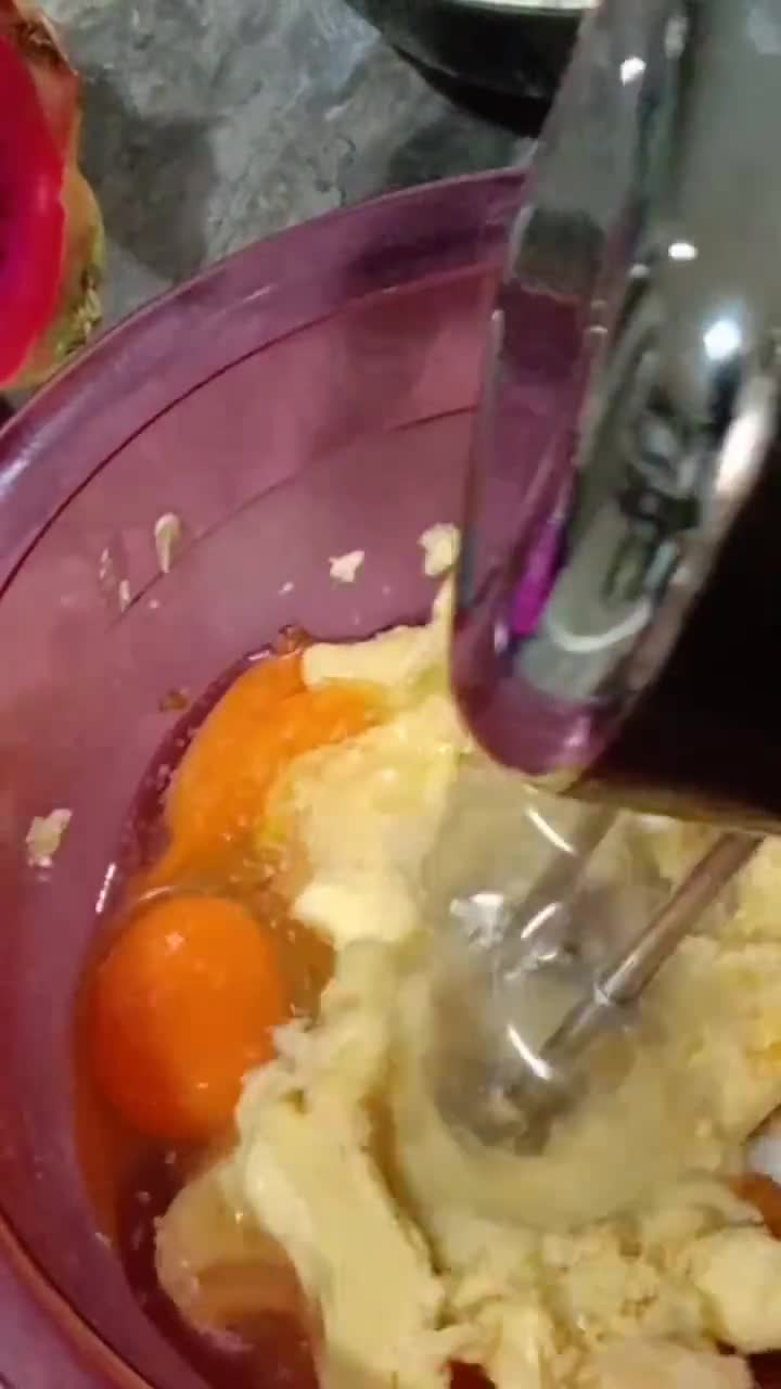 Foto langkah ke 1 dari resep Cake Buah Naga, Oleh-oleh Khas Batam.
