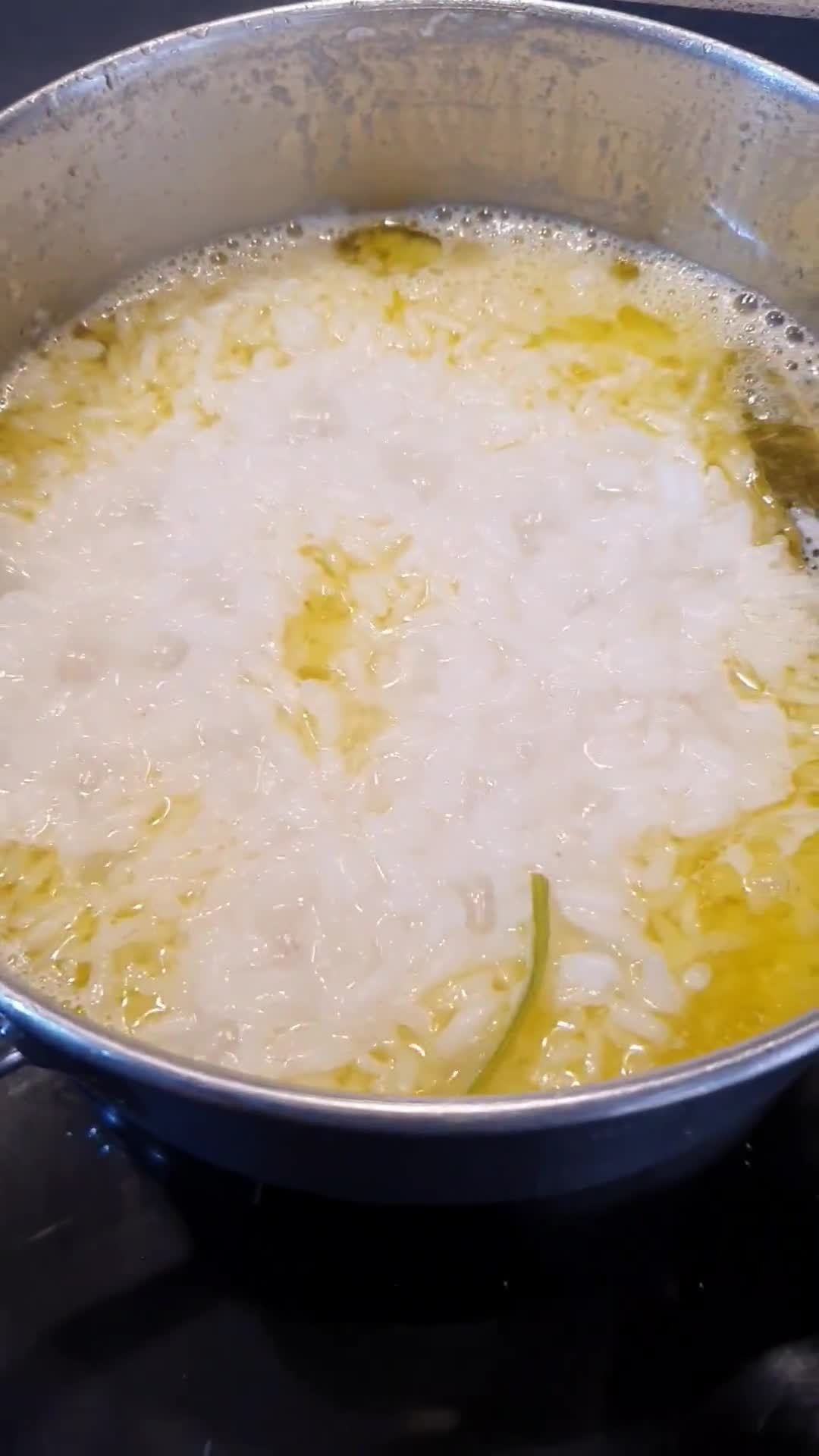Foto del paso 2 de la receta: Salmón en salsa cremosa de puerro con cherrys y espinacas frescas