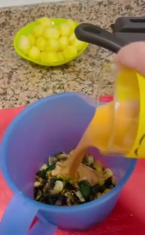 Foto del paso 4 de la receta: Ñoquis con crema de espinacas y langostinos 🦐 🧀 🍃