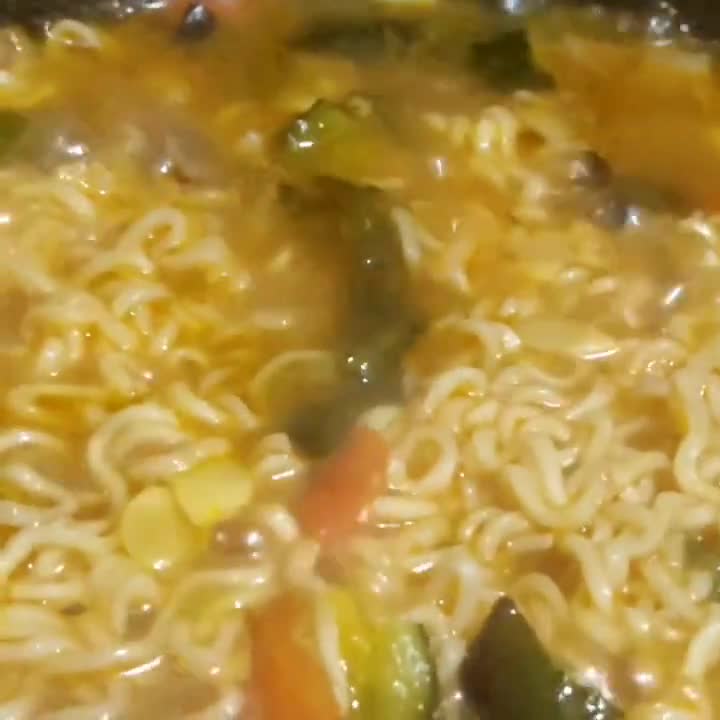 Foto del paso 3 de la receta: Ramen vegano de zapallitos y gírgolas