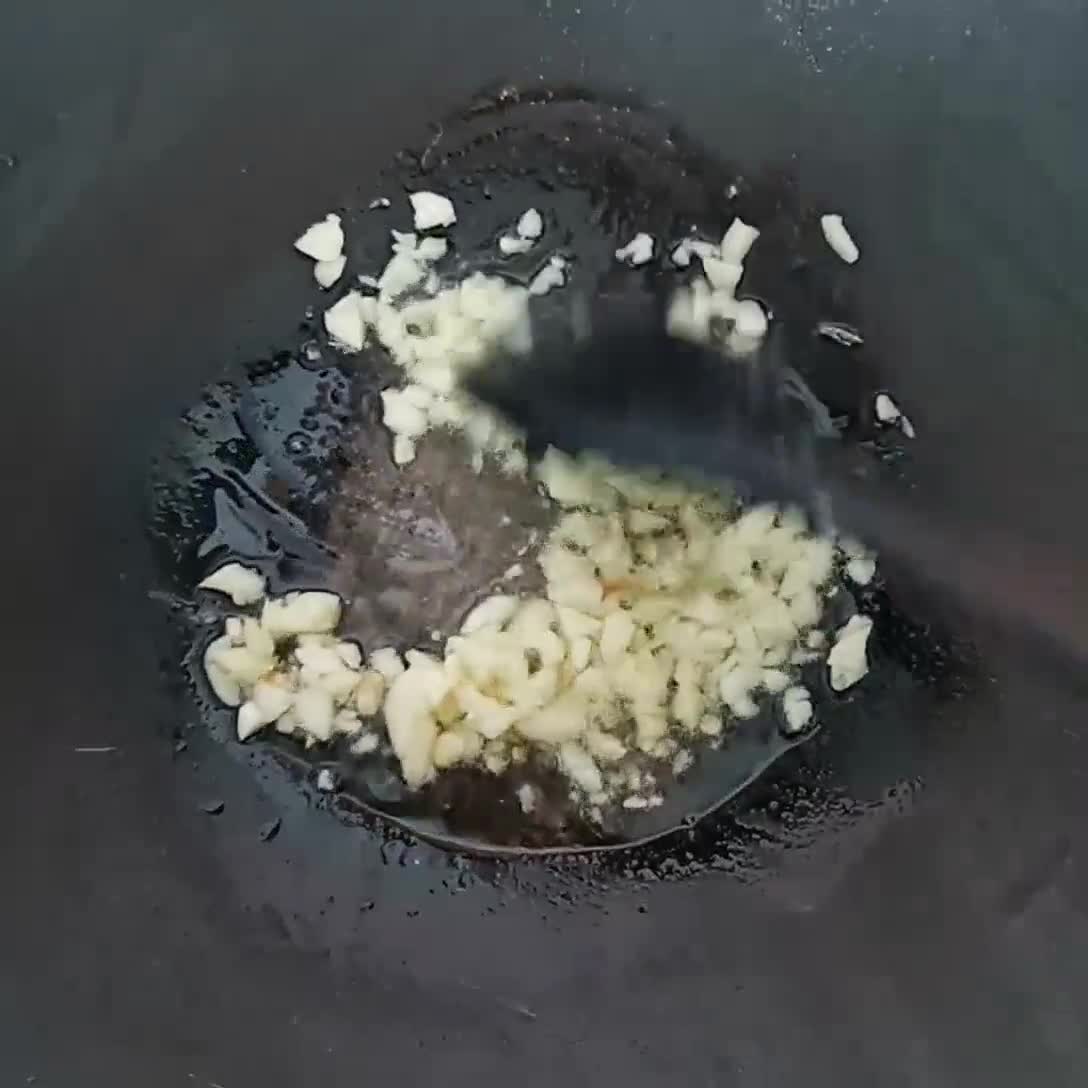 Foto langkah ke 2 dari resep Tumis Bayam Bawang Putih.