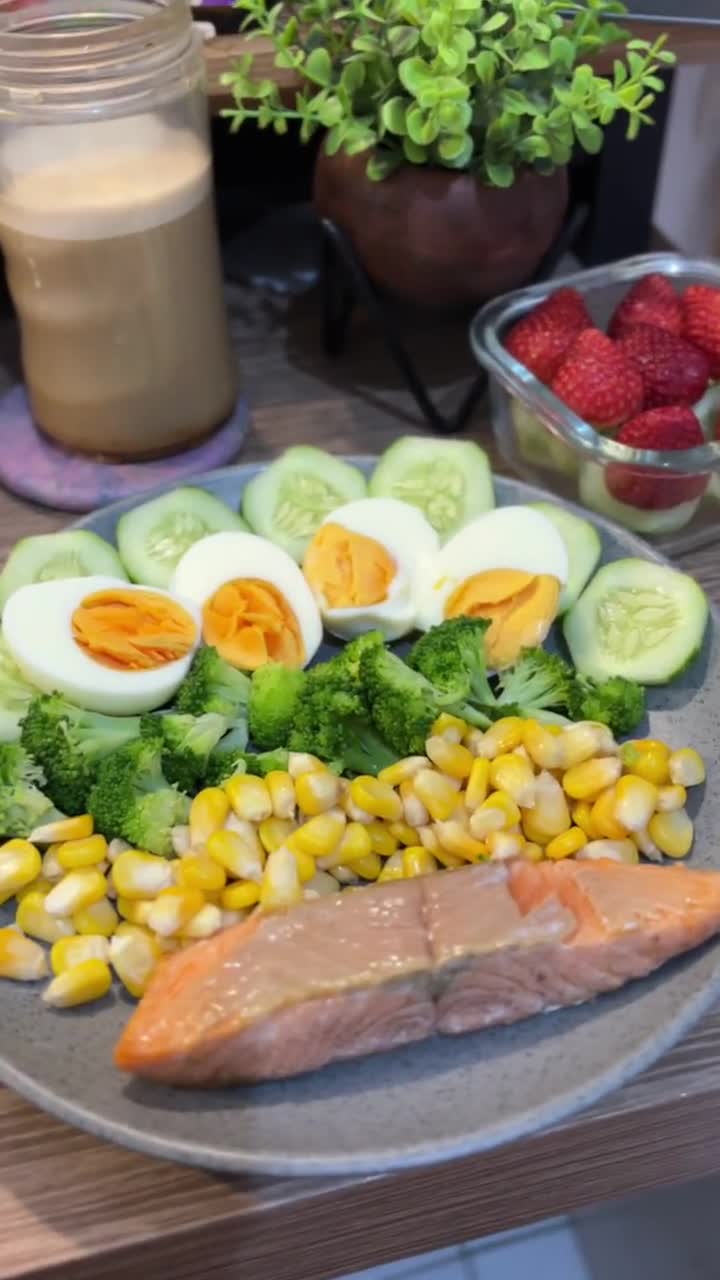 Foto langkah ke 6 dari resep Healthy Diet Food: Grilled Salmon with Boiled egg, steamed broccoli & corn - Ramadan Day 1.