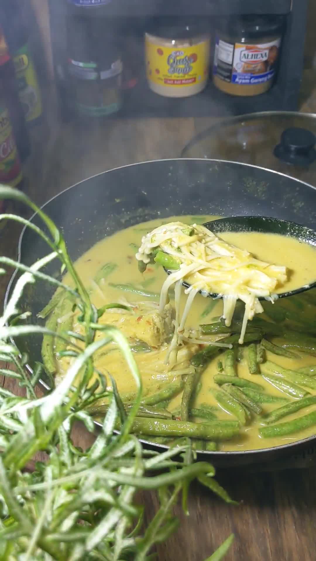 Gambar langkah 3 resipi Masak Lemak Cili Api kacang Panjang + enoki.