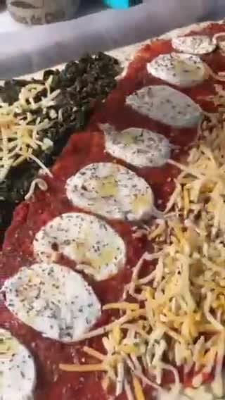 Foto del paso 11 de la receta: Pizza listada con tres tops: espinacas, quesos, y tomate