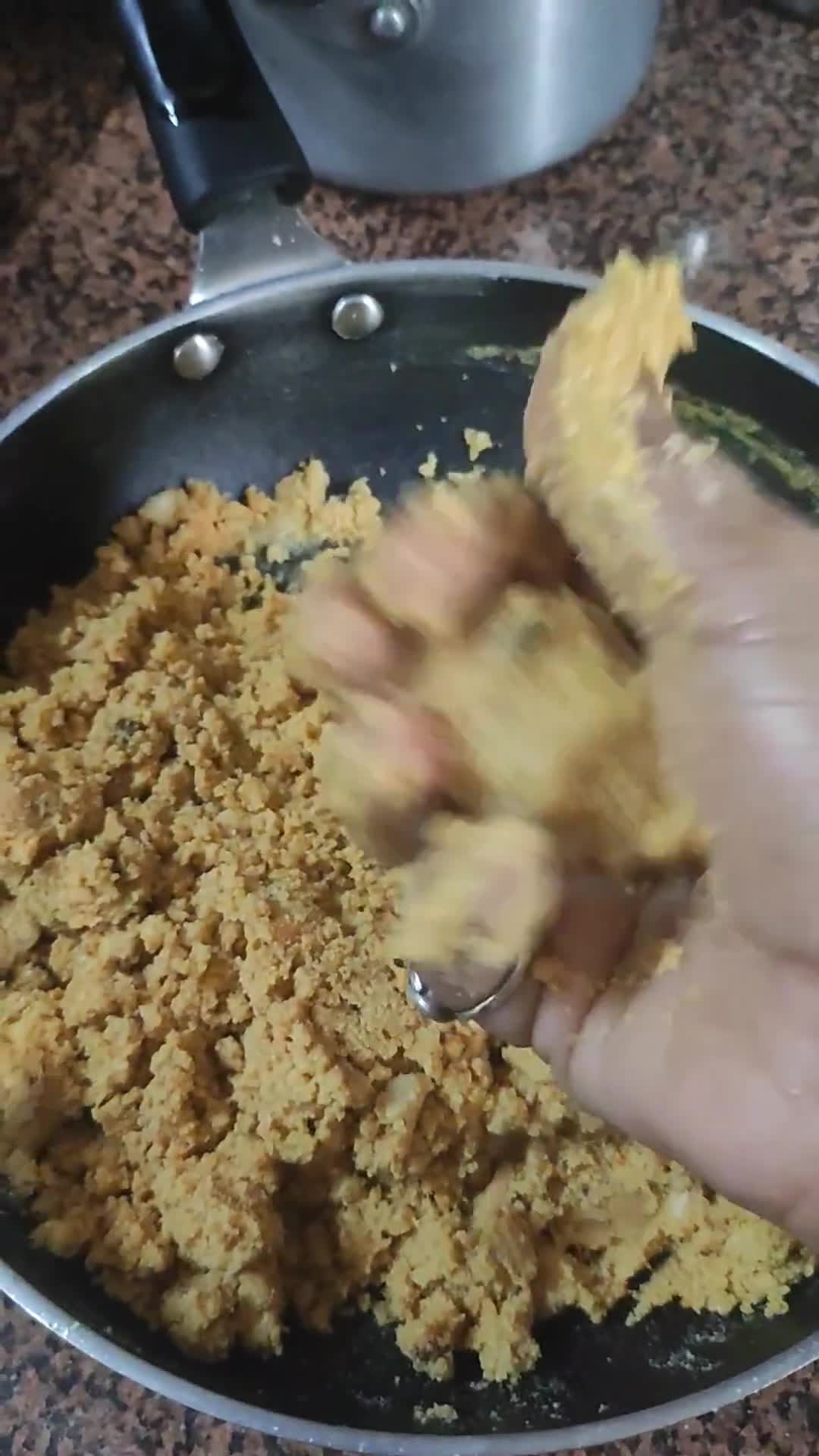 रोस्टेड़ ड़्राईफ्रूटस लङ्डू रेसिपी चरण 7 फोटो