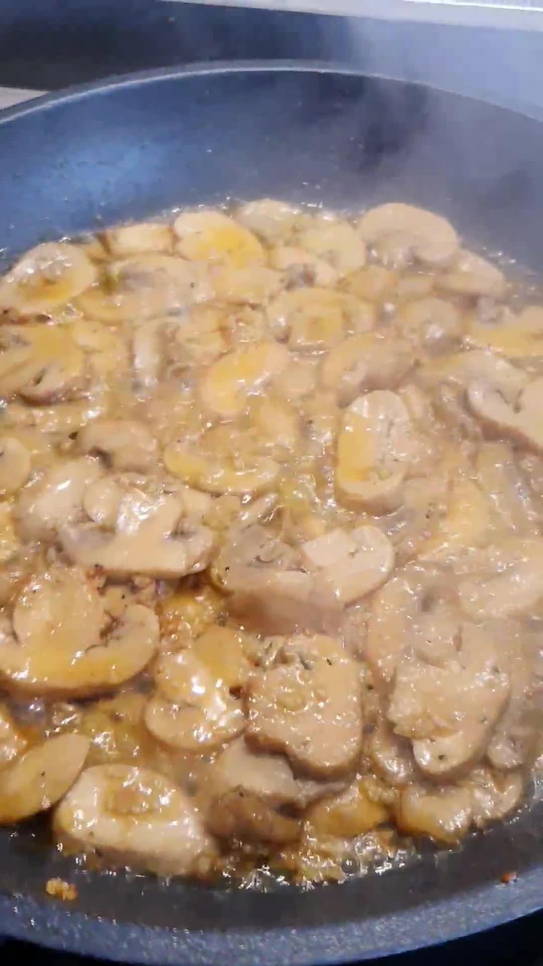 Foto del paso 2 de la receta: Salmón en salsa cremosa con espinacas baby
