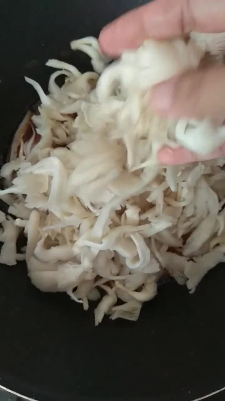 Foto langkah ke 3 dari resep Jamur Kecap Bawang Bombay.
